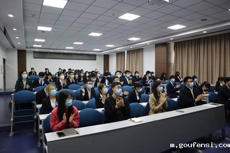 会议室里的人们描述已自动生成