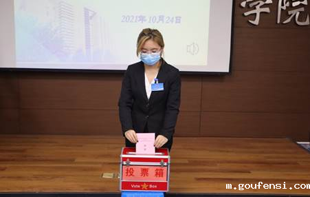 穿西装的男子站在电视前描述已自动生成