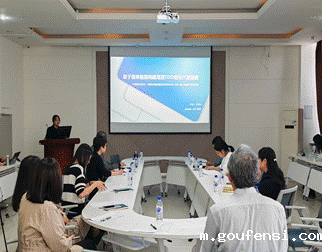 会议室里的人们 描述已自动生成